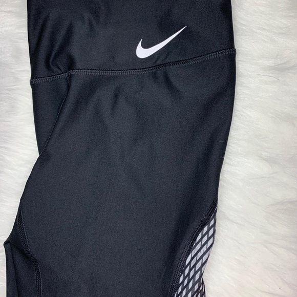 NIKE QUARTER LEGGINGS SIZE XTRA SMALL - Picture 1 of 4
